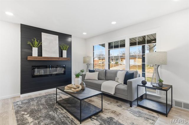 812 Camborne Drive, St Louis, MO 63125