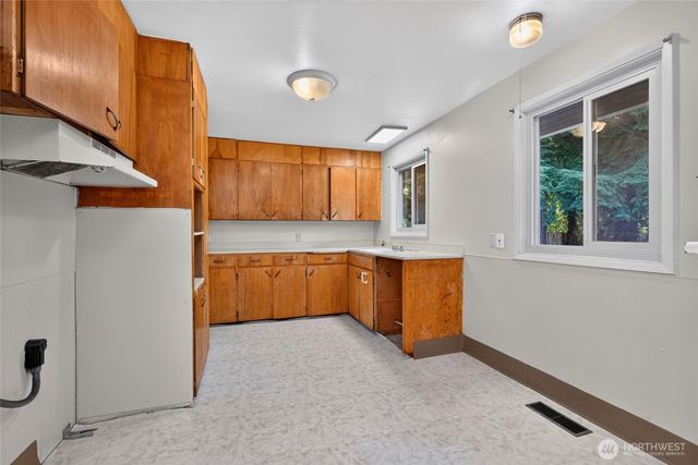 3327 NE 190th Street, Lake Forest Park, WA 98155