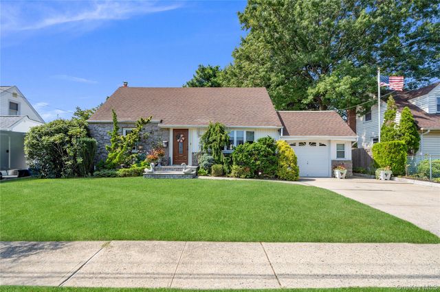 14 Mayfair Lane, Hicksville, NY 11801