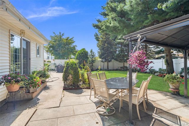 14 Mayfair Lane, Hicksville, NY 11801