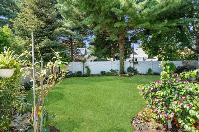 14 Mayfair Lane, Hicksville, NY 11801