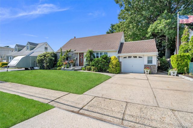 14 Mayfair Lane, Hicksville, NY 11801
