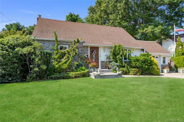 14 Mayfair Lane, Hicksville, NY 11801