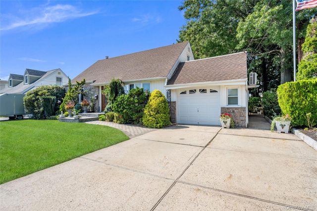 14 Mayfair Lane, Hicksville, NY 11801