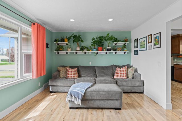 8719 E Valleyway Ave, Spokane, WA 99212