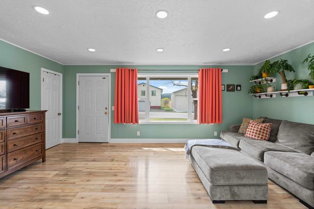 8719 E Valleyway Ave, Spokane, WA 99212