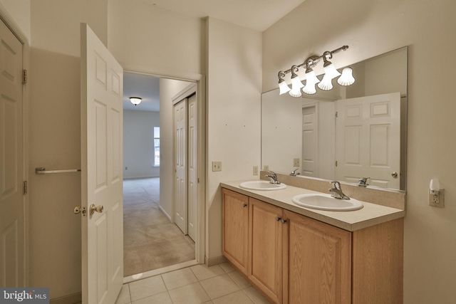 1384 HENNABERRY LN, Easton, PA 18040