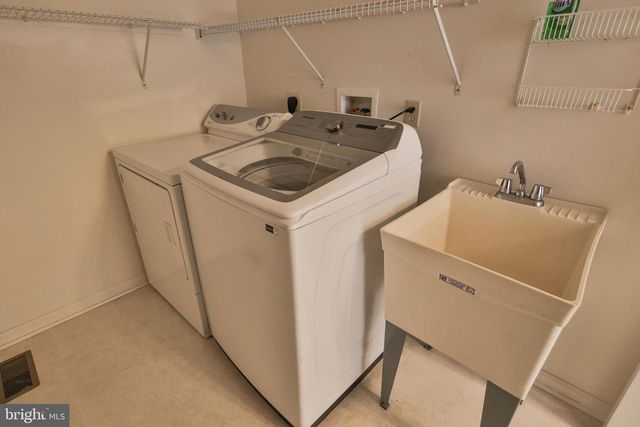 1384 HENNABERRY LN, Easton, PA 18040