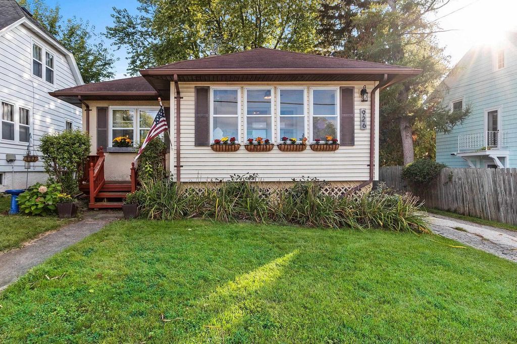 926 DERBY LANE, Green Bay, WI 54301