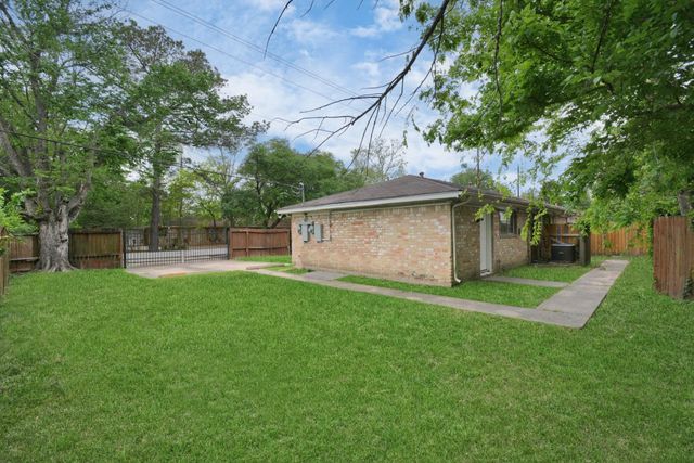 8622 Elbert Street B, Houston, TX 77028