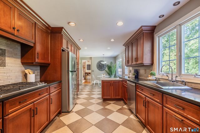 5 Grand Place, Newtown, CT 06470