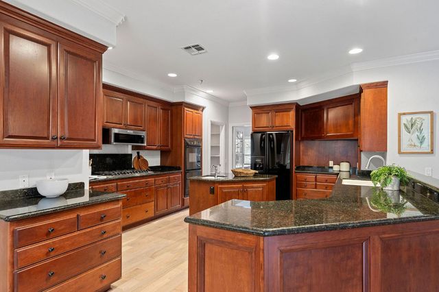 5 Latham Ln, Sacramento, CA 95864