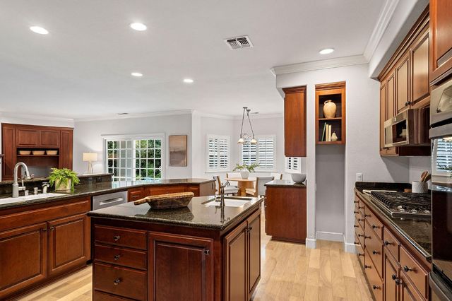 5 Latham Ln, Sacramento, CA 95864