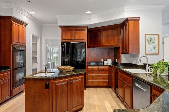 5 Latham Ln, Sacramento, CA 95864