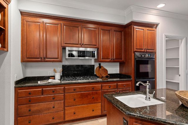 5 Latham Ln, Sacramento, CA 95864