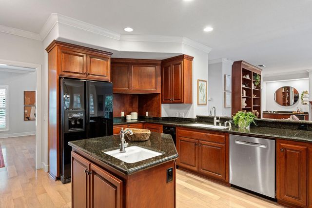 5 Latham Ln, Sacramento, CA 95864