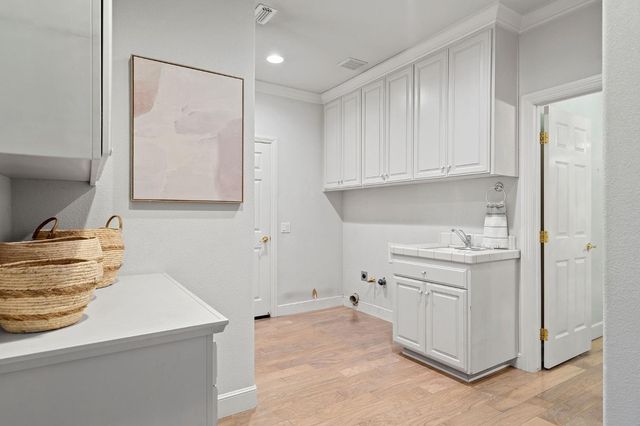 5 Latham Ln, Sacramento, CA 95864