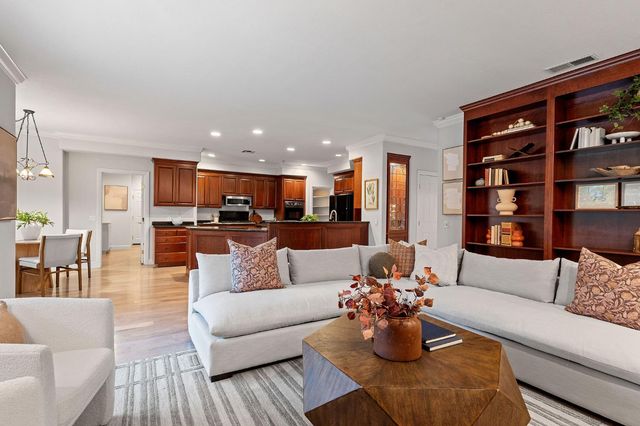 5 Latham Ln, Sacramento, CA 95864