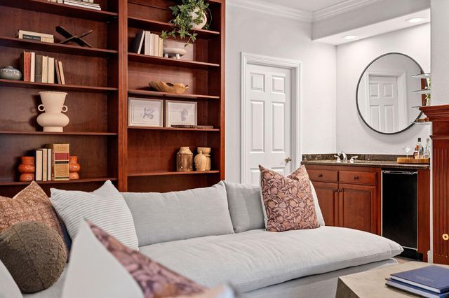 5 Latham Ln, Sacramento, CA 95864