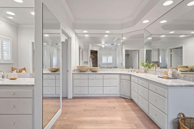 5 Latham Ln, Sacramento, CA 95864