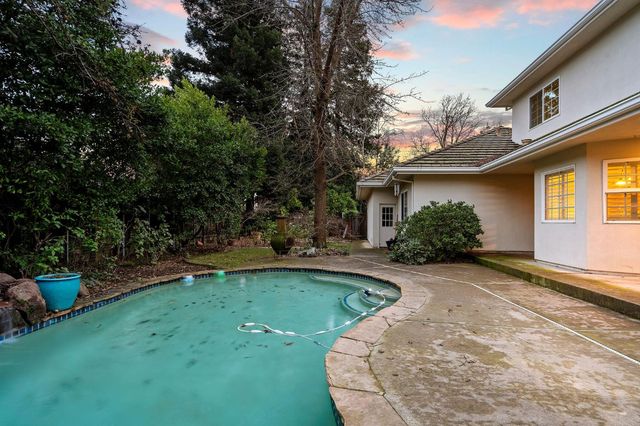 5 Latham Ln, Sacramento, CA 95864