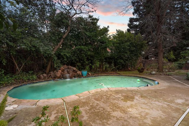 5 Latham Ln, Sacramento, CA 95864