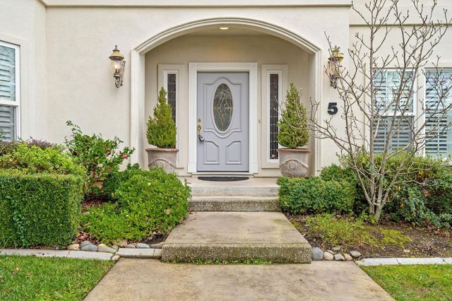 5 Latham Ln, Sacramento, CA 95864