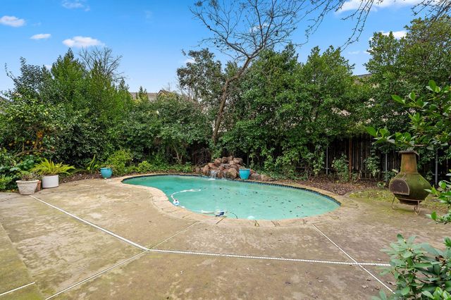 5 Latham Ln, Sacramento, CA 95864