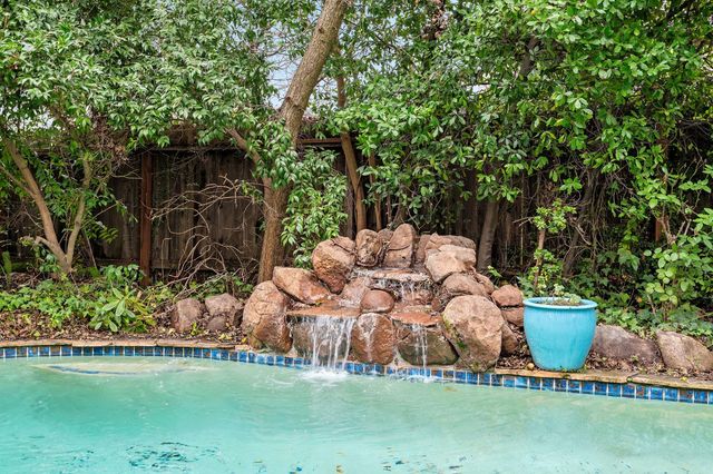 5 Latham Ln, Sacramento, CA 95864