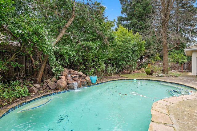 5 Latham Ln, Sacramento, CA 95864