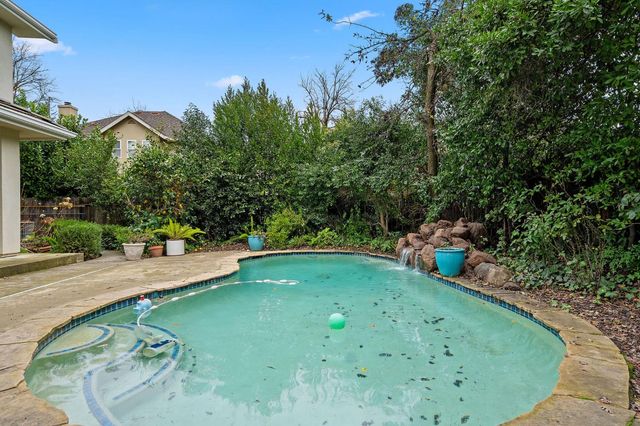 5 Latham Ln, Sacramento, CA 95864