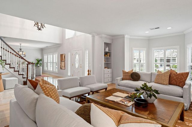 5 Latham Ln, Sacramento, CA 95864