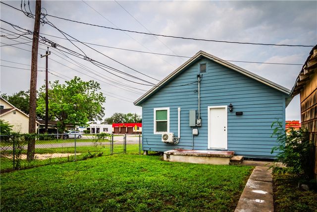 421 South San Patricio, Sinton, TX 78387