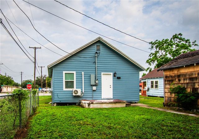 421 South San Patricio, Sinton, TX 78387
