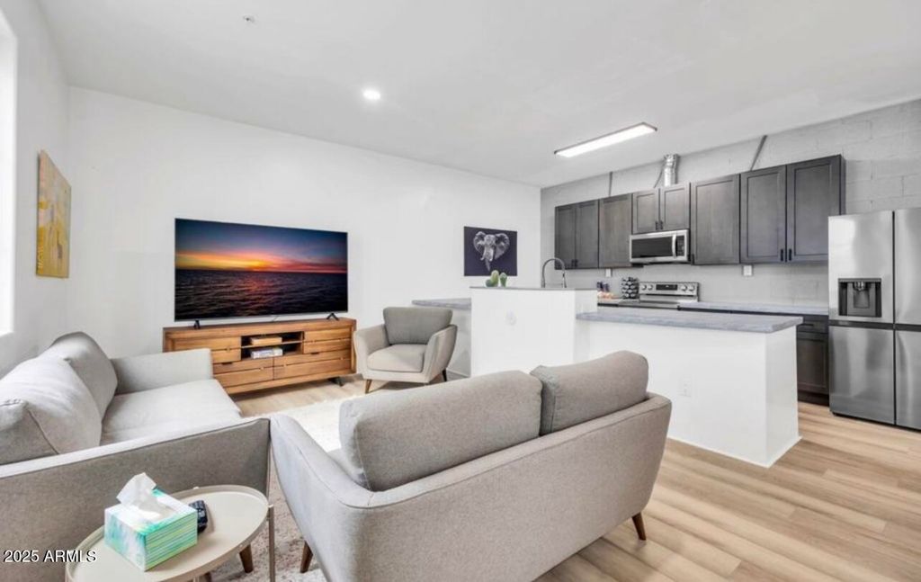 842 S FARMER Avenue, Tempe, AZ 85281