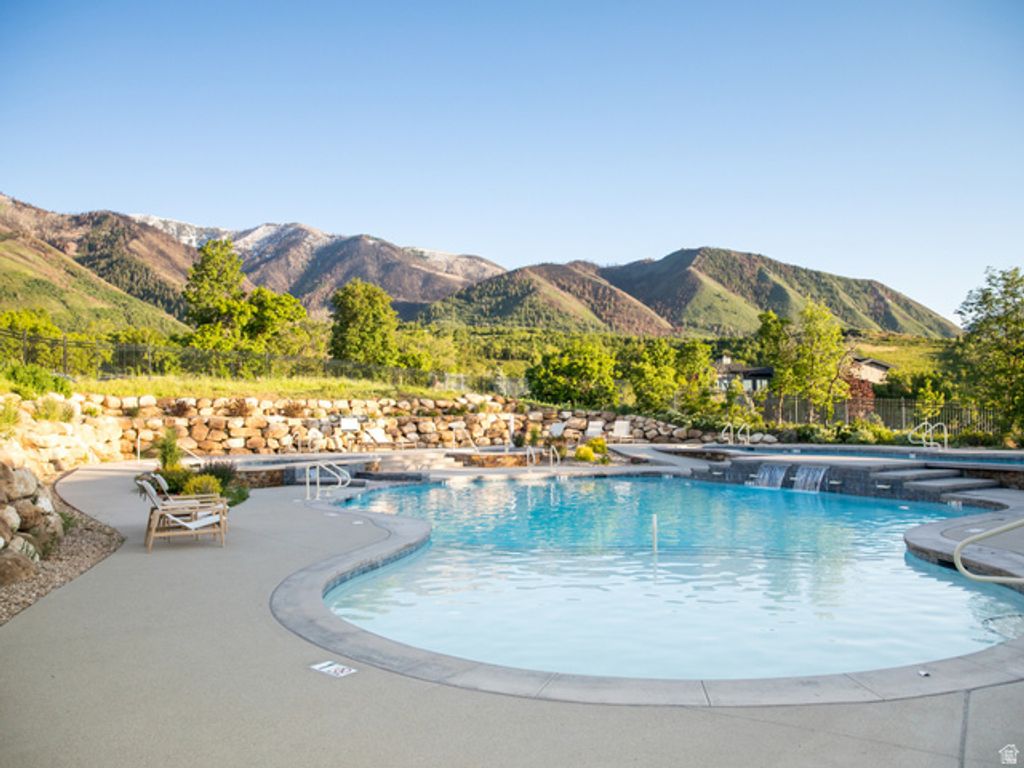 Image 4 of property listing at 1074 S LOAFER DR # 218, Woodland Hills, UT 84653