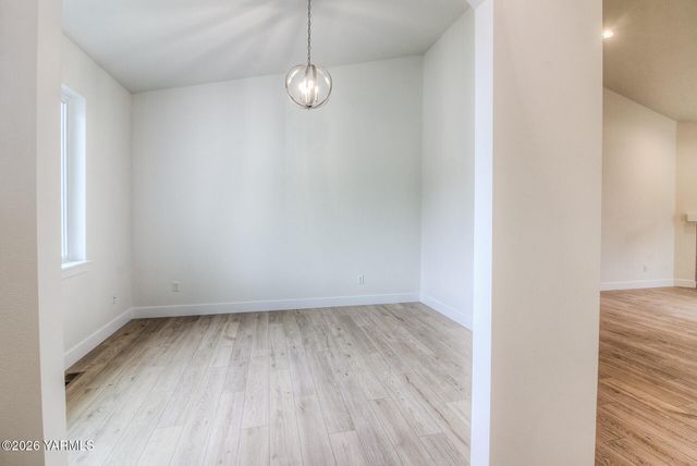 304 N 90th Ave, Yakima, WA 98908