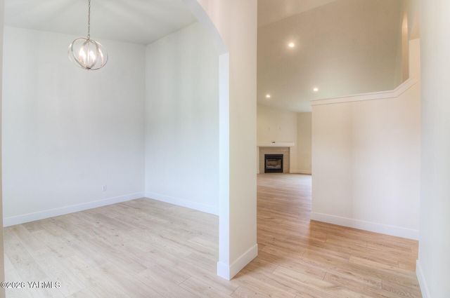 304 N 90th Ave, Yakima, WA 98908