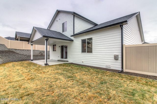 304 N 90th Ave, Yakima, WA 98908