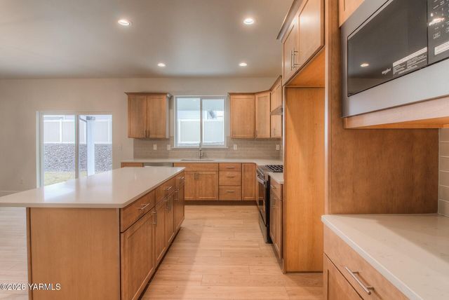 304 N 90th Ave, Yakima, WA 98908