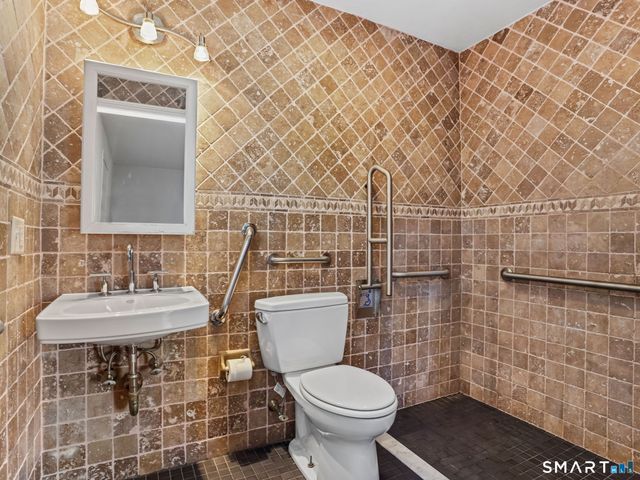 6 Sandgate Circle, Madison, CT 06443