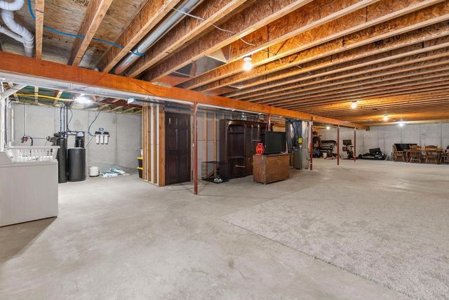 8065 GOLDEN PRIMROSE CIRCLE, Neenah, WI 54956