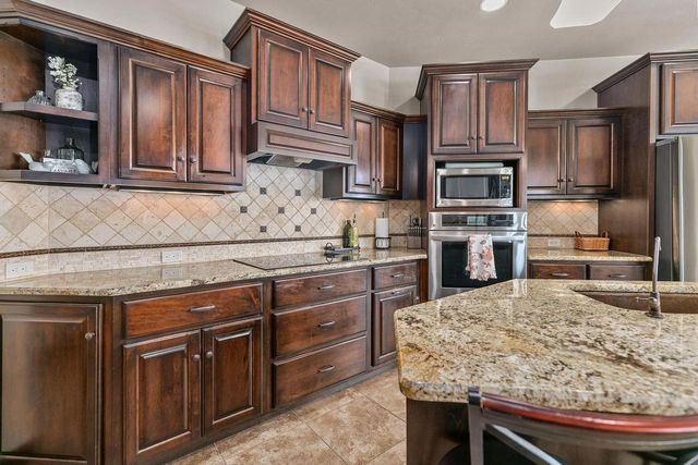 8065 GOLDEN PRIMROSE CIRCLE, Neenah, WI 54956