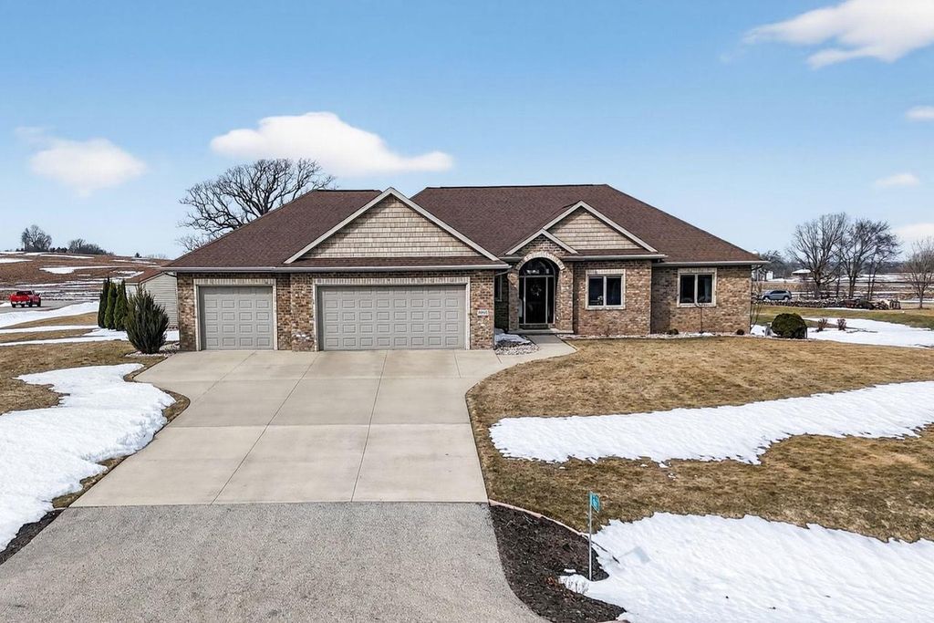 8065 GOLDEN PRIMROSE CIRCLE, Neenah, WI 54956