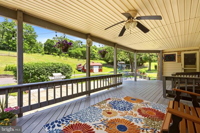 194 MEADOW GLEN LN, Reading, PA 19607