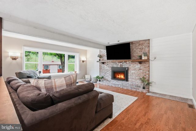 194 MEADOW GLEN LN, Reading, PA 19607