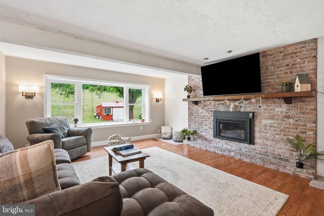 194 MEADOW GLEN LN, Reading, PA 19607