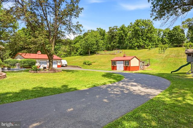 194 MEADOW GLEN LN, Reading, PA 19607