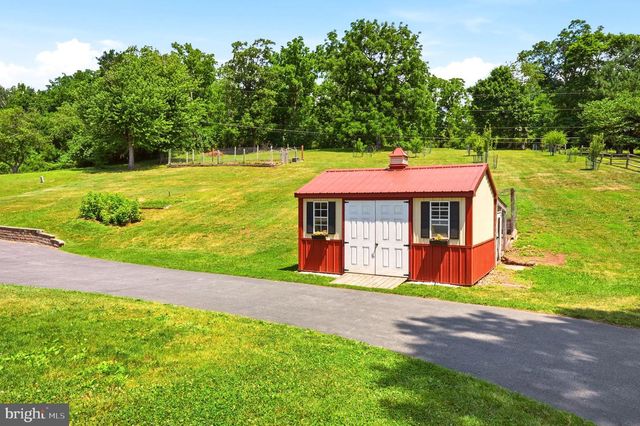 194 MEADOW GLEN LN, Reading, PA 19607