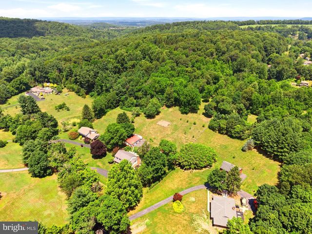194 MEADOW GLEN LN, Reading, PA 19607